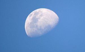 Foto de la Luna en fase creciente